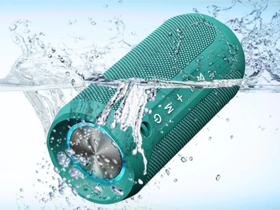Türkisfarbener M6 Pro mit Wasserspritzern zur Veranschaulichung des Wasserschutzes für draußen